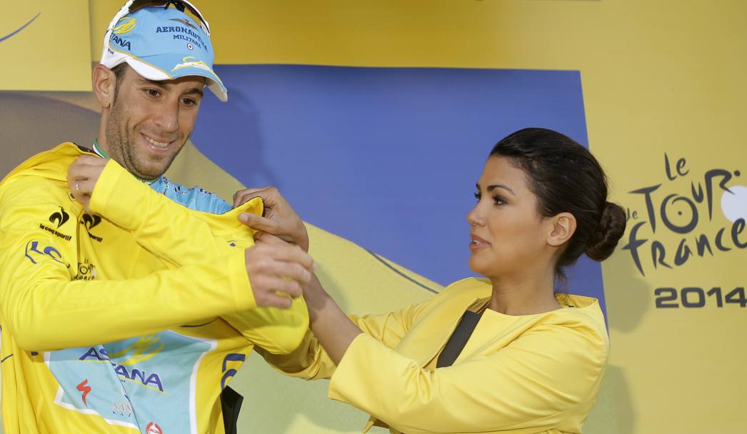 La miss aiuta Nibali a indossare la maglia gialla di leader (Ap)